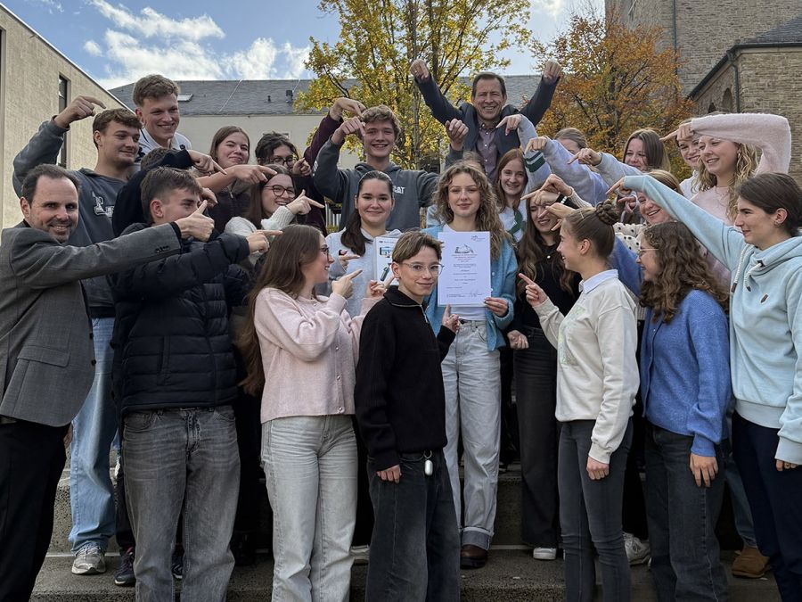 Die Redaktion feiert mit Schulleiter Markus Binzenhöfer und der betreuenden Lehrkraft Dr. Reinhard Klos.