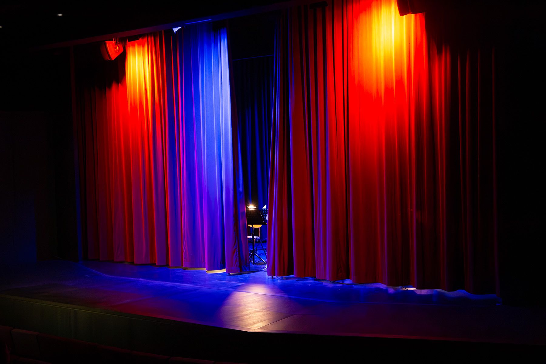 Roter Vorhang im Theatersaal des EGM