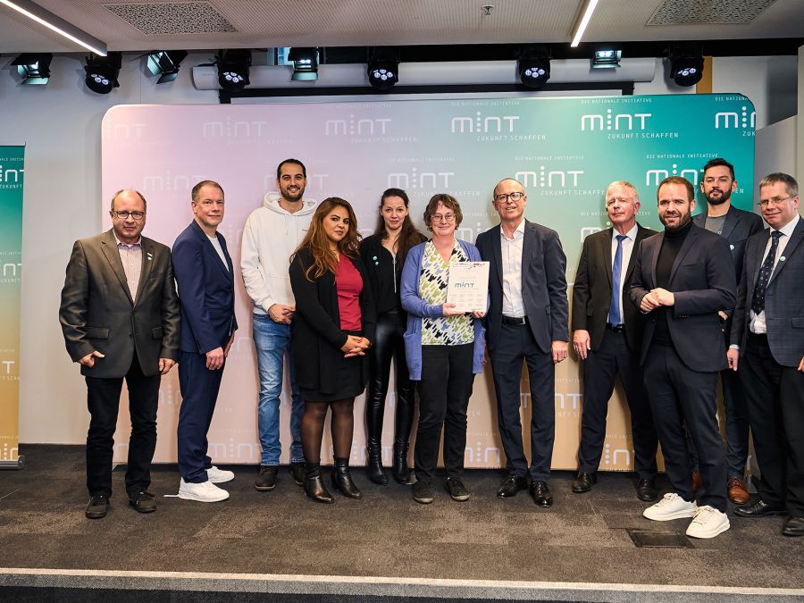Gruppenfoto bei der Prämierung "MINT-freundliche Schule"