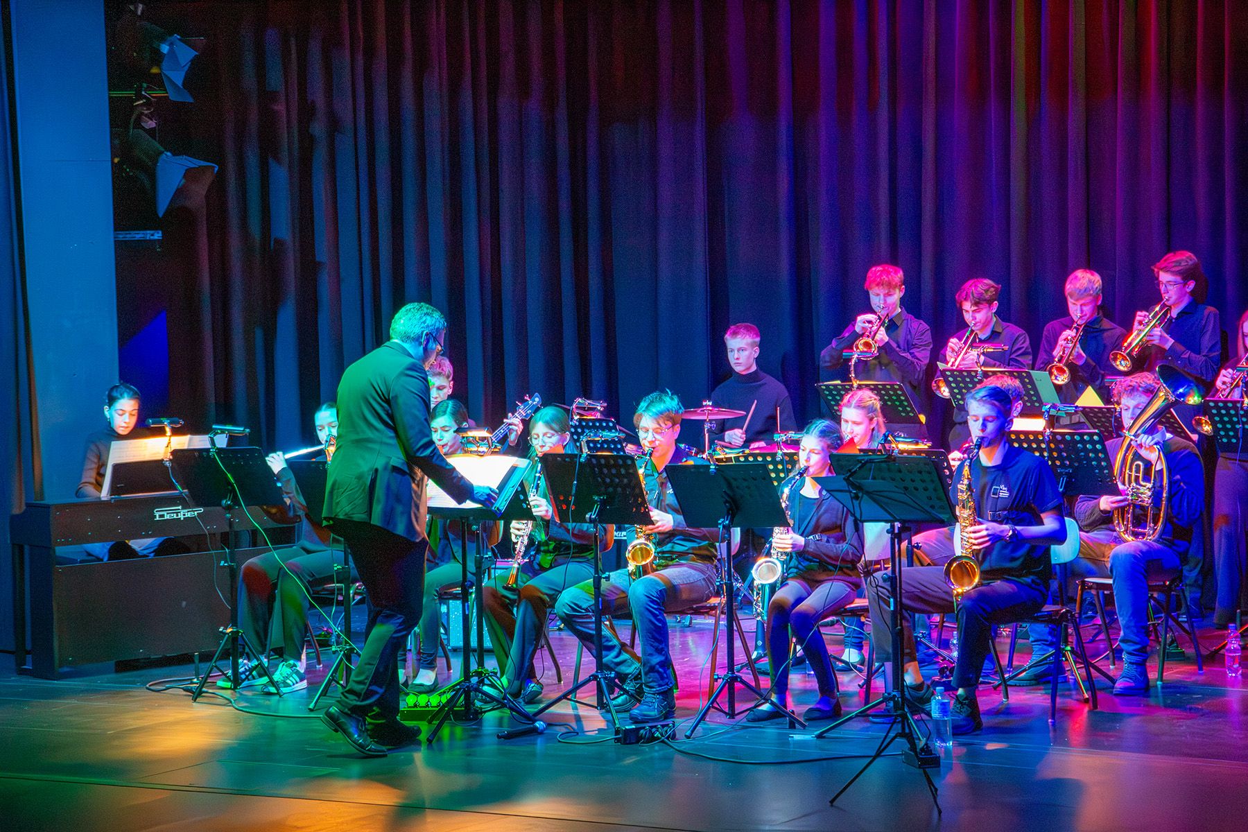 Dirigent und die Big Band auf der Bühne