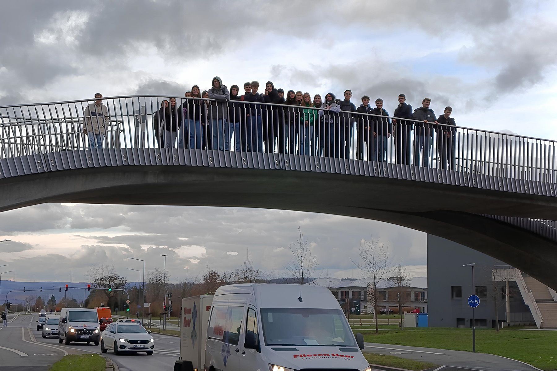 Gruppenfoto W-Seminar auf Brücke bei dem Universitätsgelände