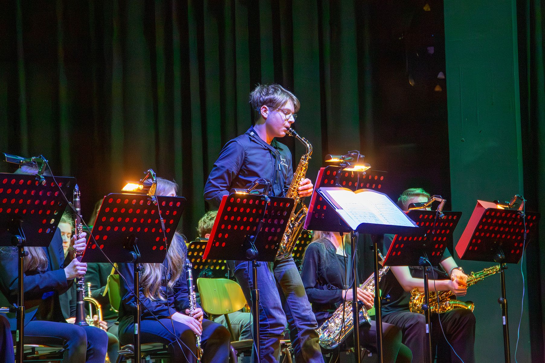 Schüler mit Saxophon