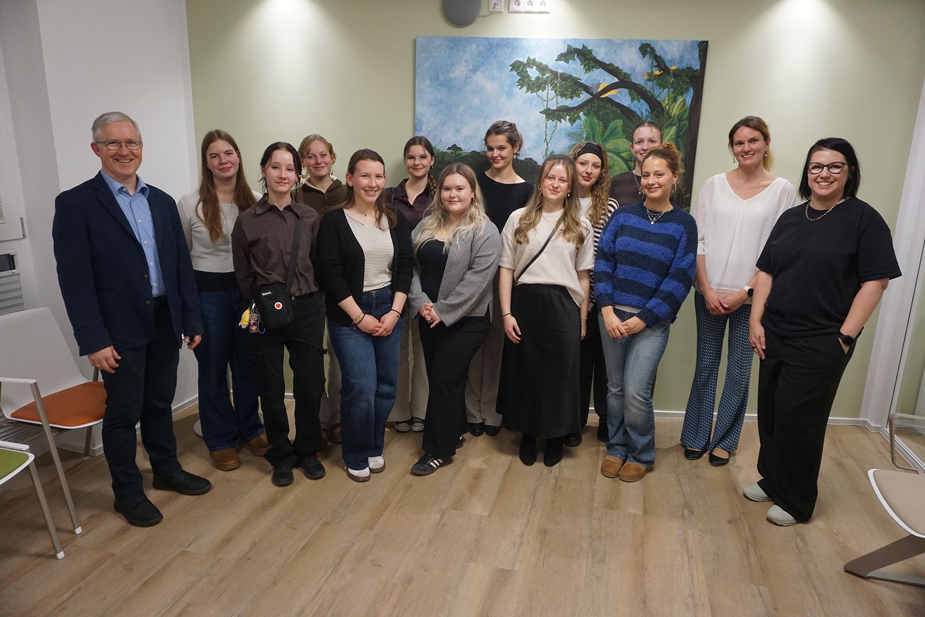 Gruppenbild mit den Schülerinnen, Lehrkräften und dem Ärzte-Team