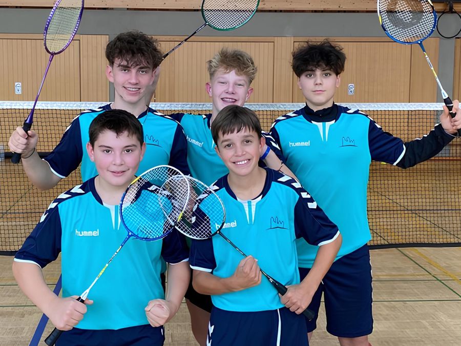 Die fünf Spieler des Badminton-Teams des Egbert-Gymnasiums in Siegerpose