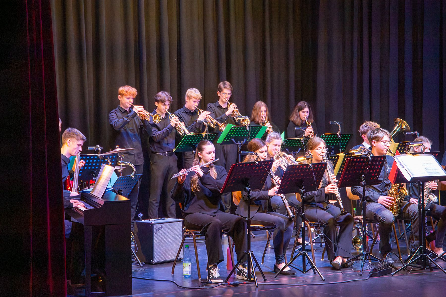 Musikerinnen und Musiker der Big Band auf der Bühne