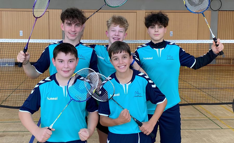 Fünf Spieler des Badominton-Teams des EGM in Siegerpose