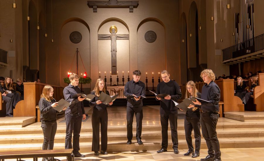 Gesangsgruppe beim Adventskonzert in der Abteikirche