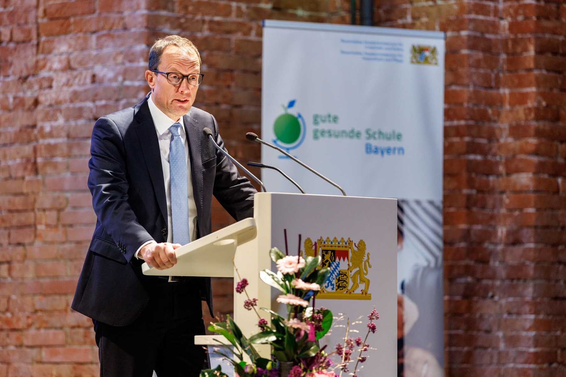Mdgt. Michael Rißmann, Bayerisches Staatsministerium für Unterricht und Kultus, am Rednerpult