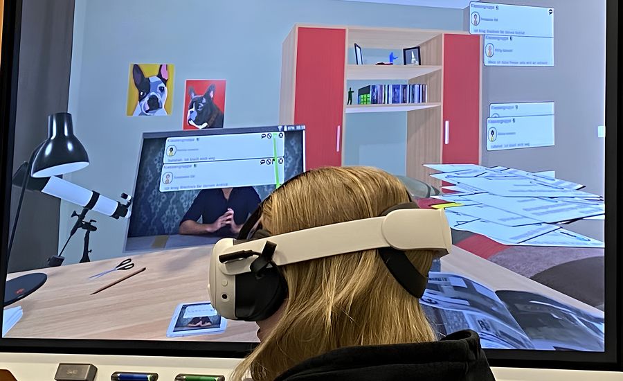 Mädchen mit VR-Brille vor großem Bildschirm