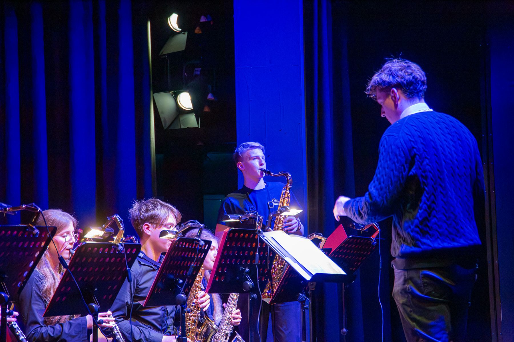 Schüler spielt Saxophonsolo bei Band Night