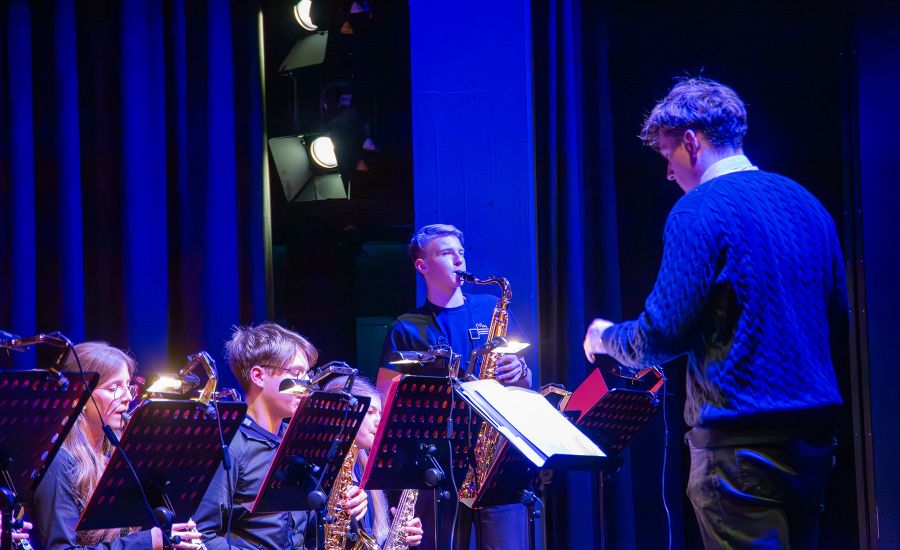 Schüler spielt Saxophonsolo bei Band Night