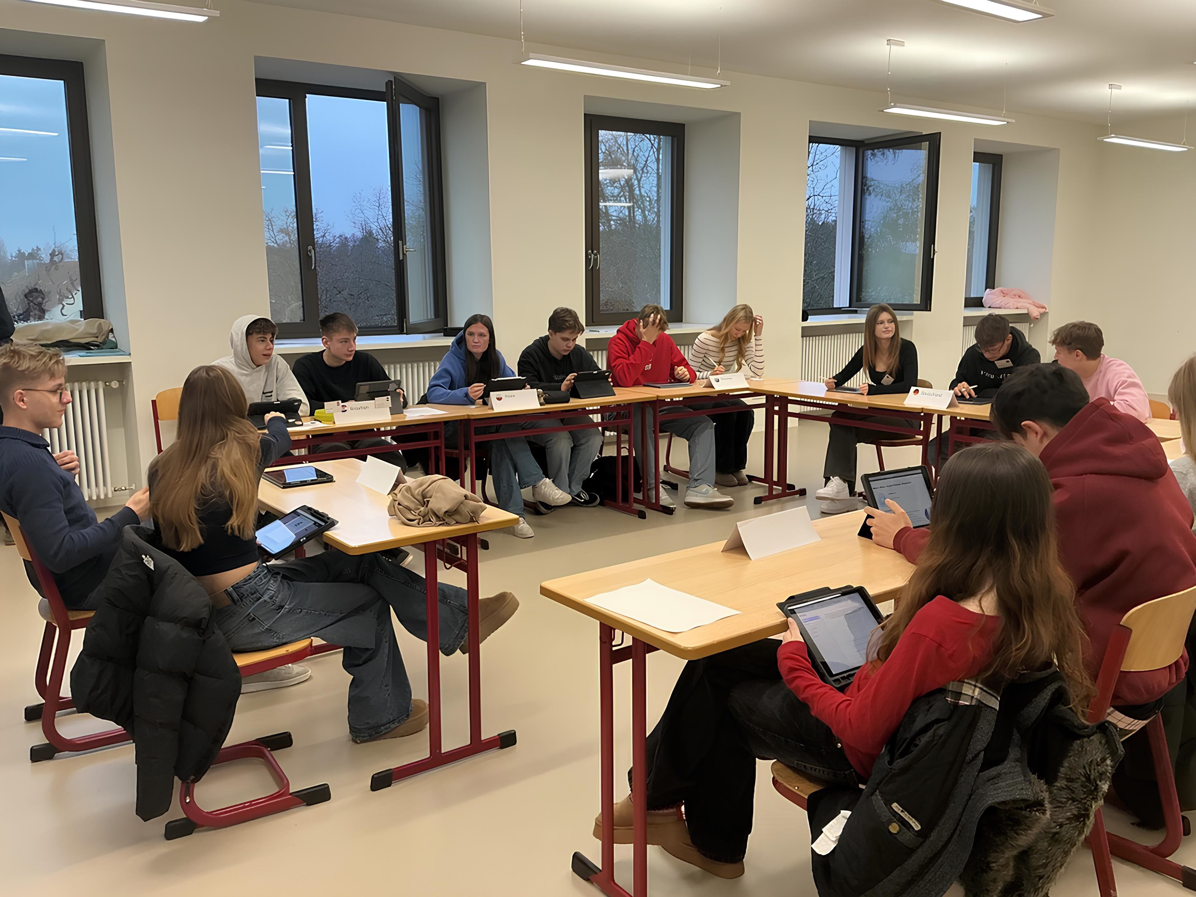 Schülerinnen und Schüler im Klassenzimmer