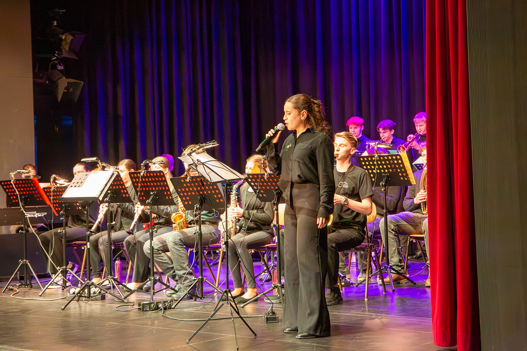 Sängerin und Big Band auf der Bühne