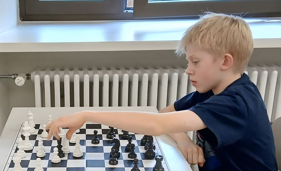 Blonder Junge am Schachbrett