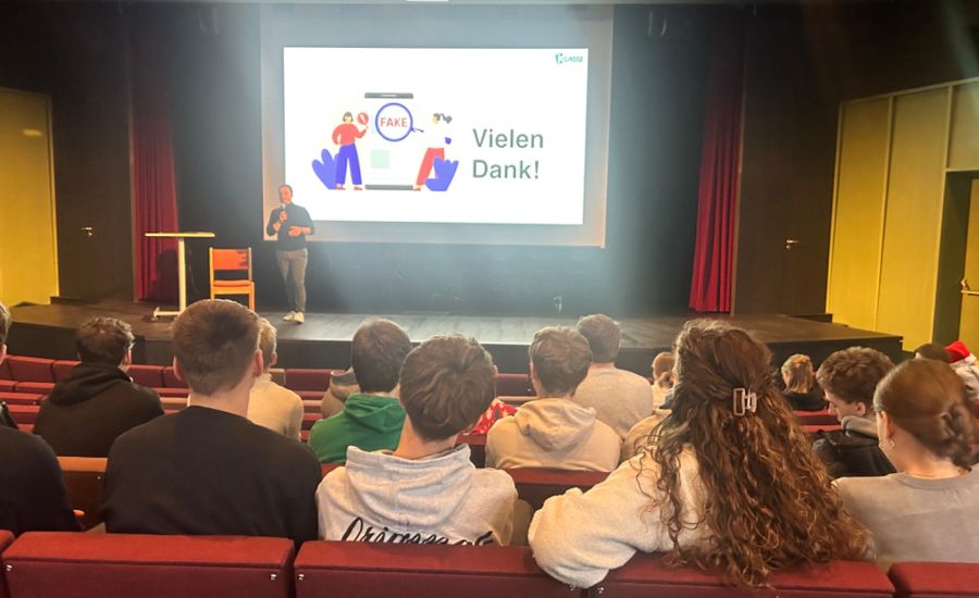 Schülerinnen und Schüler beim Vortrag in der Aula