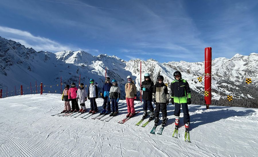 Gruppe von Schülern auf der Skipiste