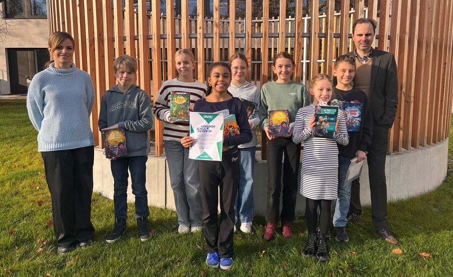 Gruppenfoto der Teilnehmer am Vorlesewettbewerb sowie die Siegerin