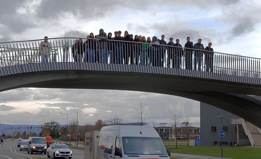 Gruppenfoto vom W-Seminar auf einer Brücke beim Universitätsgelände