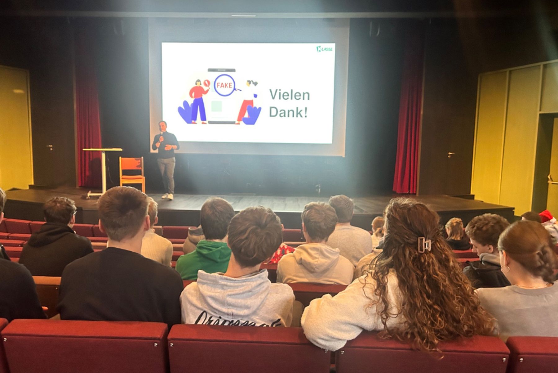 Schülerinnen und Schüler beim Vortrag in der Aula