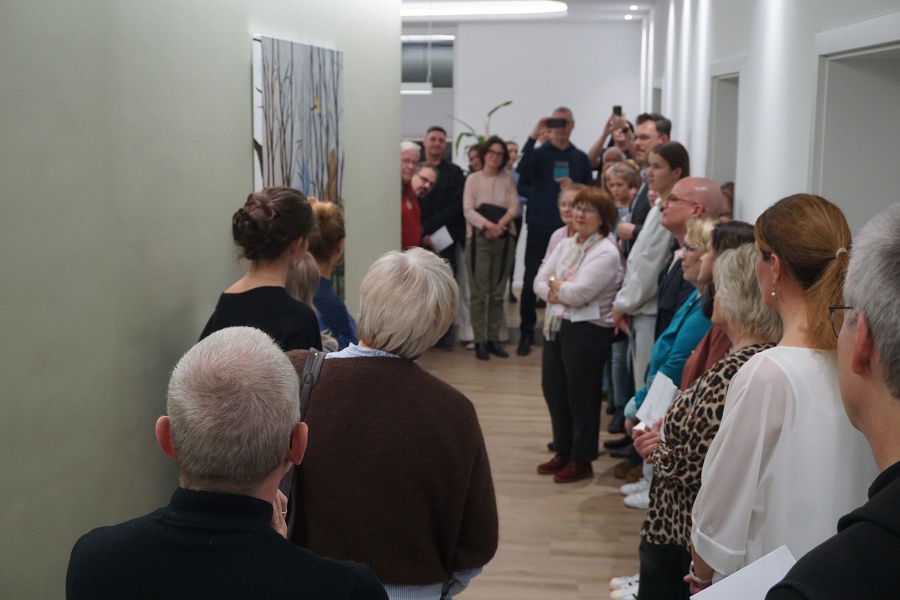 Die jungen Künstlerinnen präsentieren ihr Werk dem Publikum