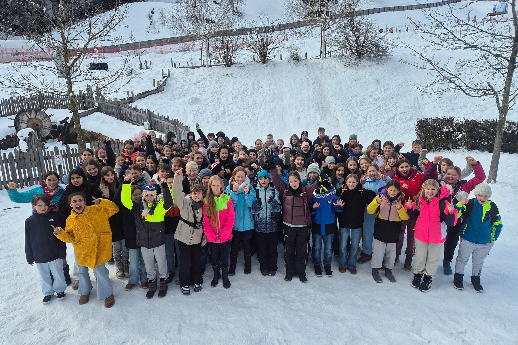Gruppenfoto mit allen Schülerinnen und Schülern