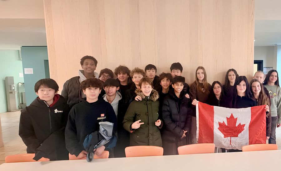 Gruppenfoto der Schüler der Partnerschule mit Kanada-Flagge
