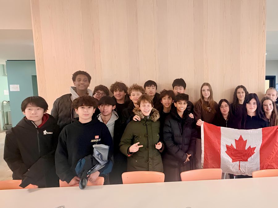 Schülergruppe der Partnerschule mit Kanada-Flagge