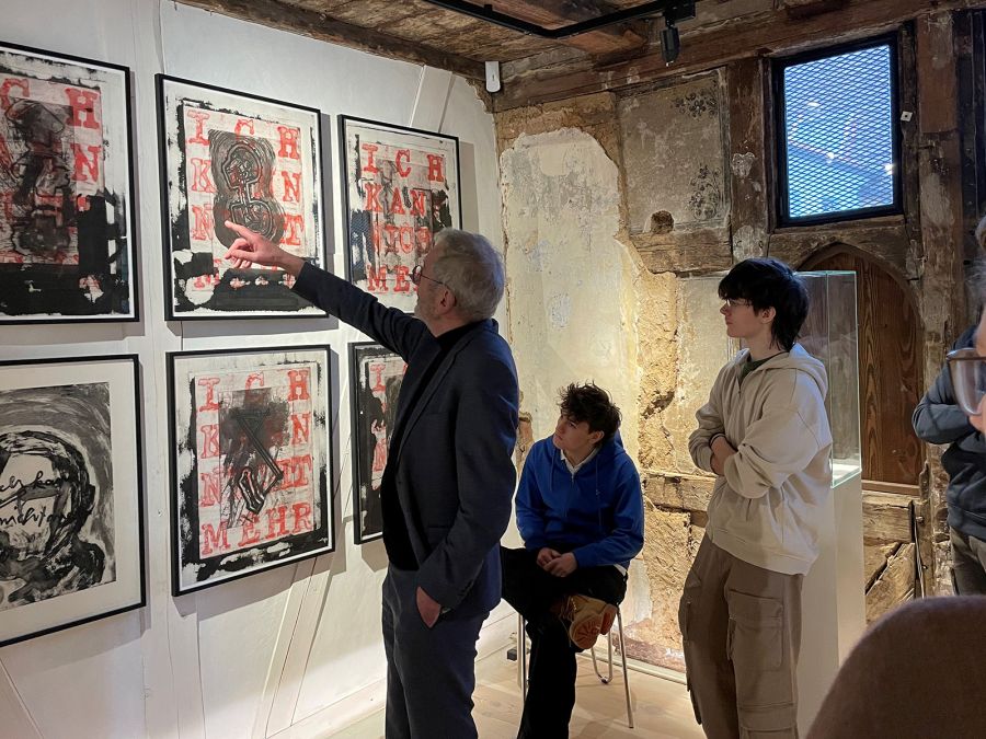 Ein Museumsmitarbeiter erklärt Schülern ein Bild