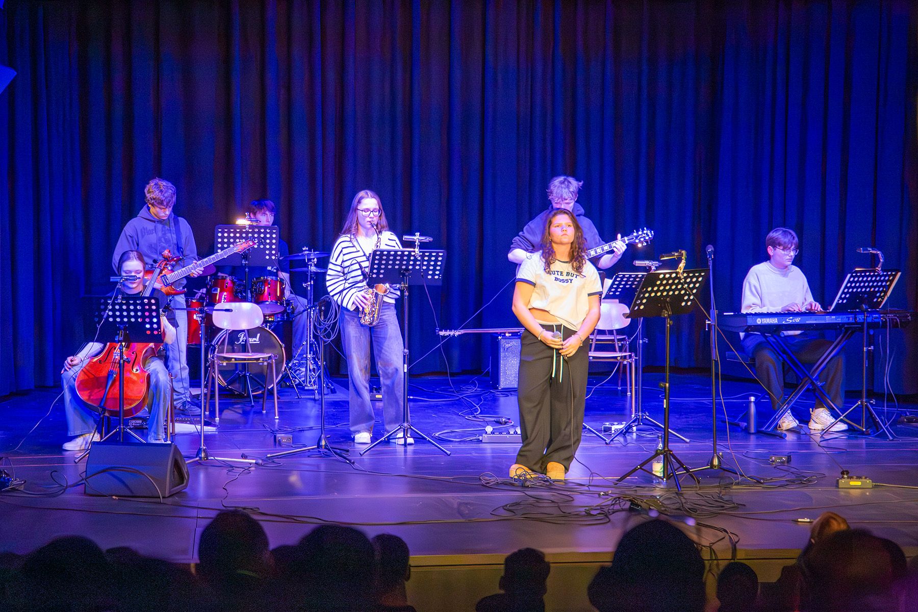Musikerinnen und Musiker der Schulband auf der Bühne