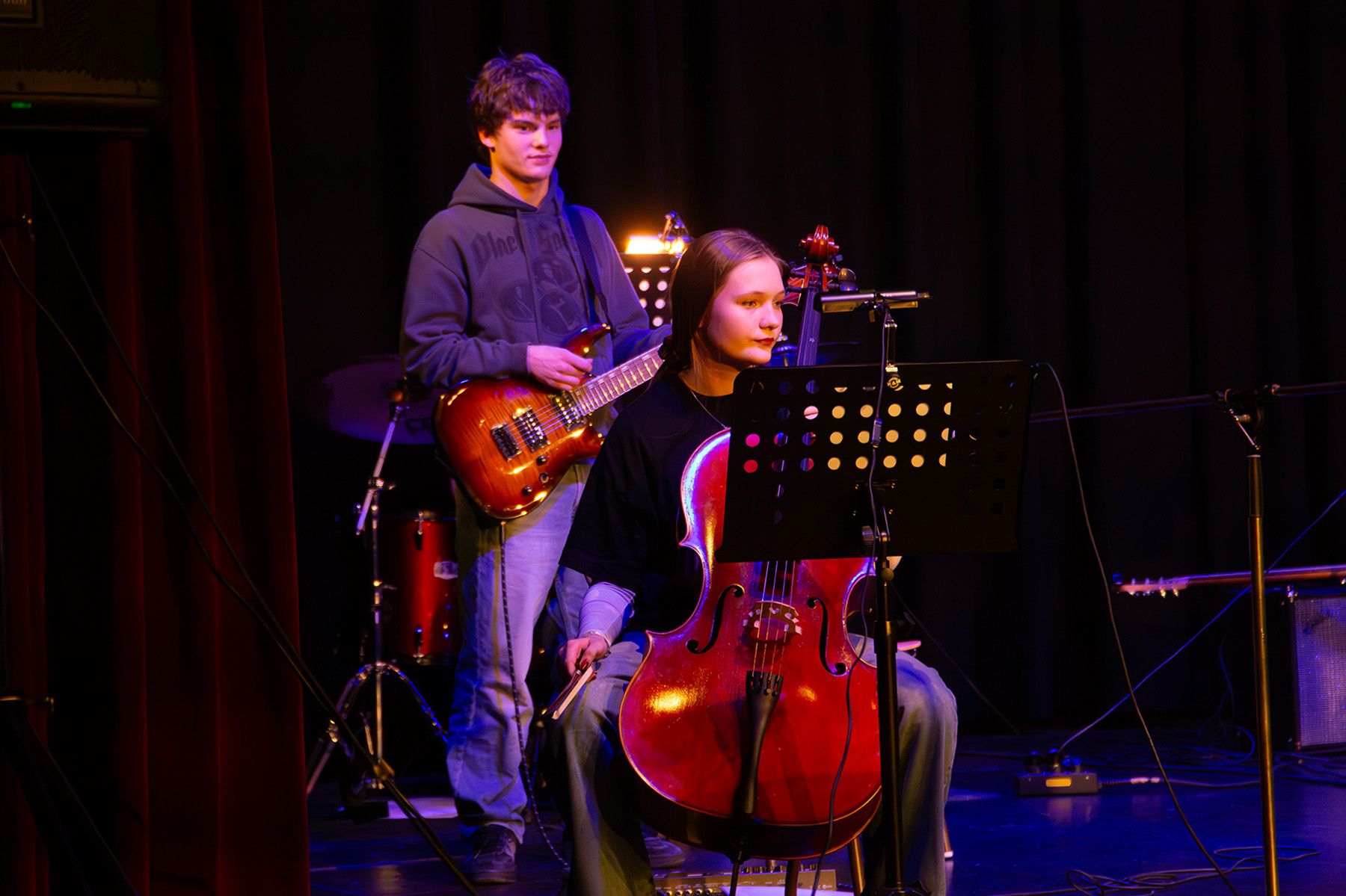 Gitarrist und Cellistin auf der Bühne