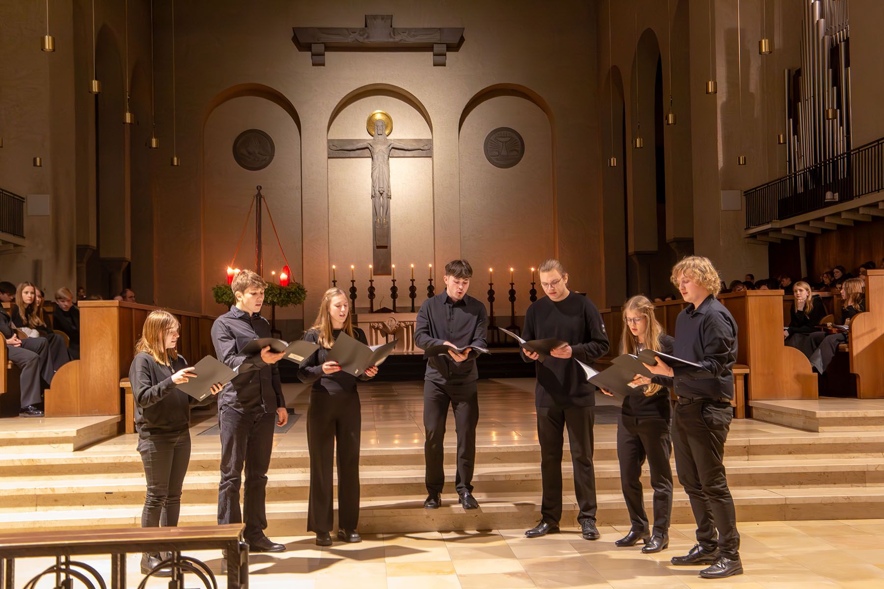 Gesangsgruppe beim Adventskonzert in der Abteikirche