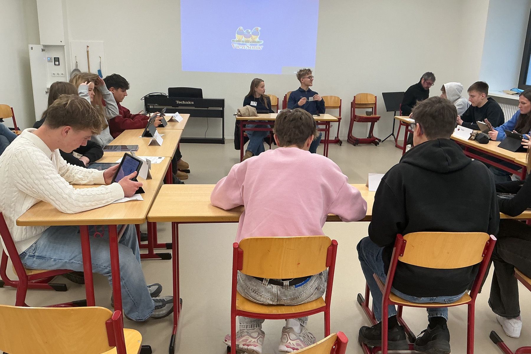 Blick von hinten auf die Tische mit Schülern