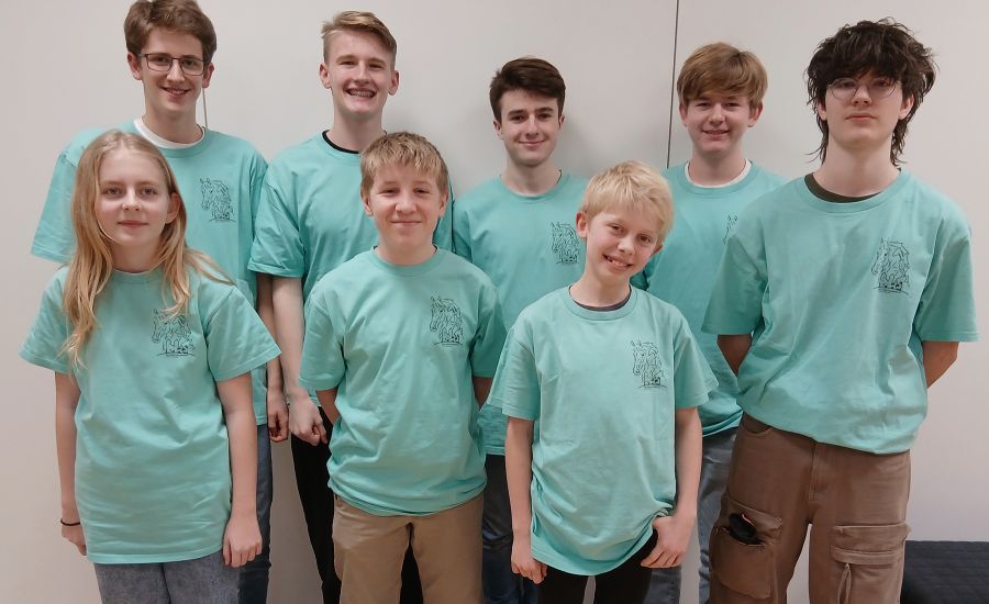 Gruppenfoto der Schülerinnen und Schüler der Schulschach-Mannschaften