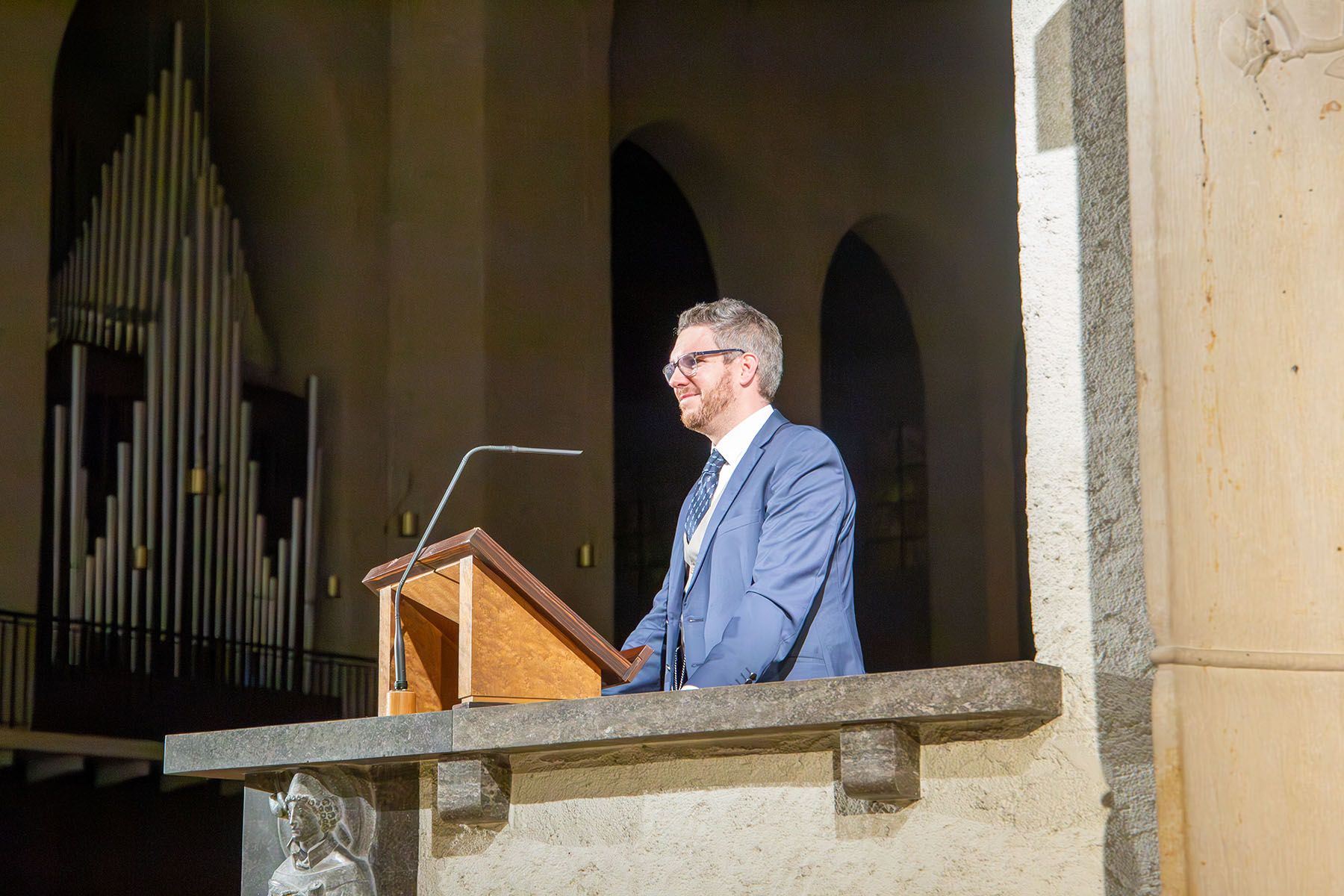 Begrüßung durch Musiklehrer Constantin Köblitz